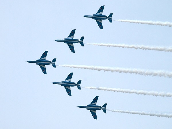 大空を駆ける姿に会場からは歓声があがる 大空を駆けるブルーインパルス