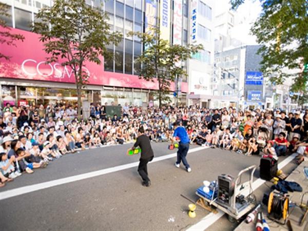 パフォーマーの素晴らしい演技に魅了される パフォーマーの素晴らしい演技に魅了される