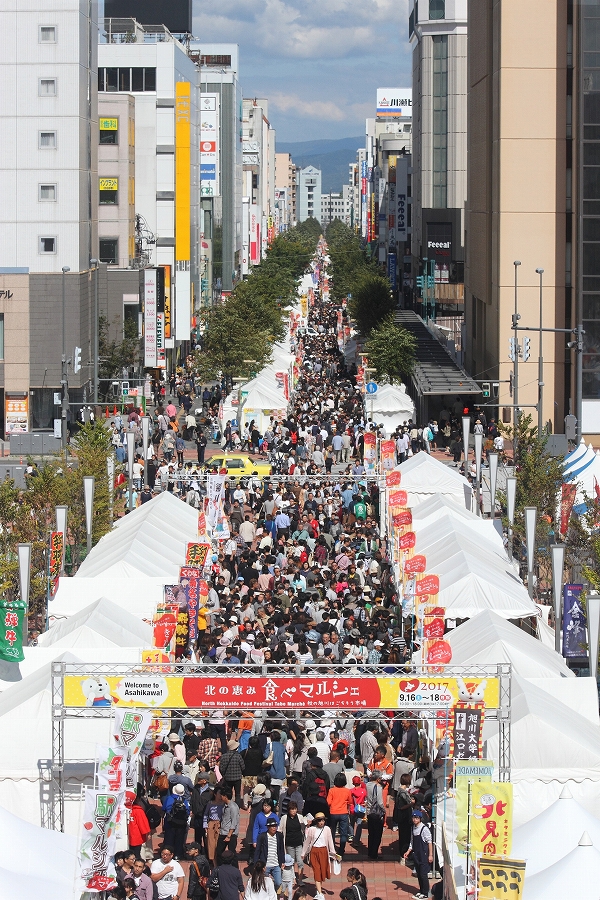 全長約1.7キロの巨大市場に、旭川や北北海道のグルメが大集結! 北の恵み 食べマルシェ