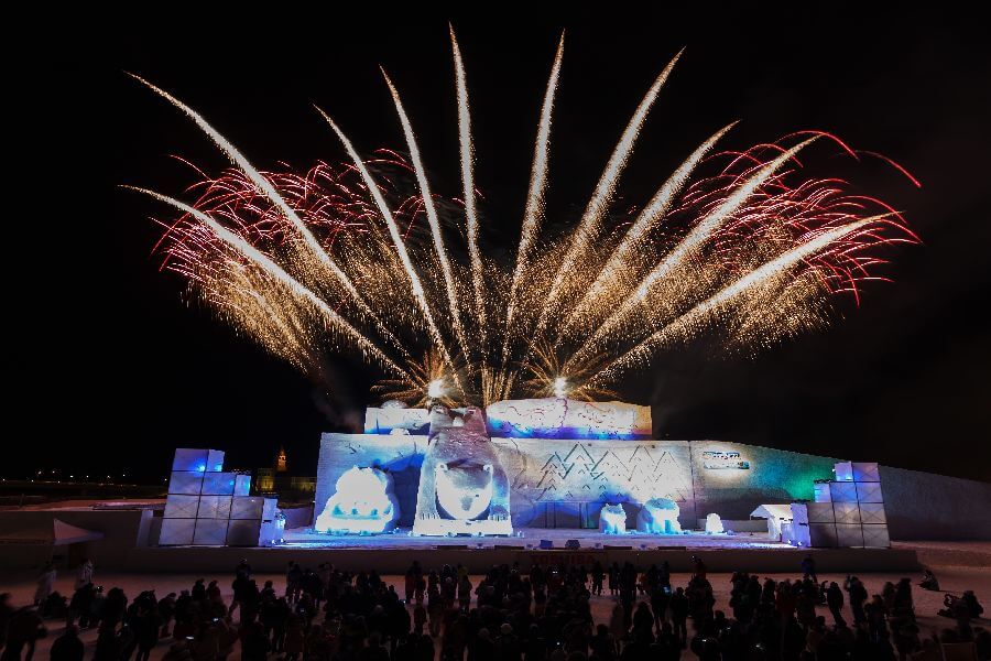 ライトアップされた幻想的な大雪像と花火の見事なコラボレーション 旭川冬まつり