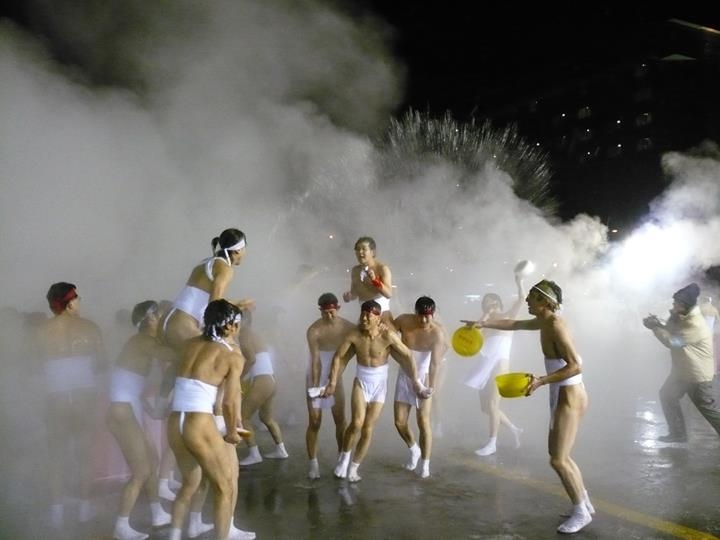 大量の湯が飛びかい白熱する「源泉湯かけ合戦」 源泉湯かけ合戦