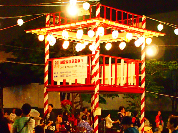 浴衣を着て、祭りの雰囲気を味わいながらの盆踊り大会 盆踊り大会