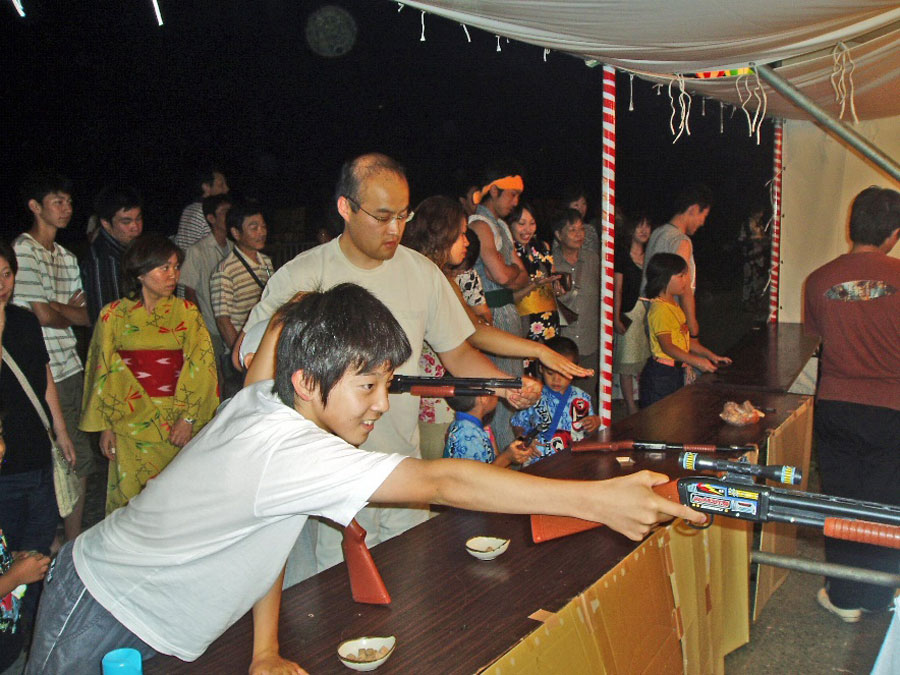 射的や輪投げ、ヨーヨーすくいなどが楽しめる「縁日広場」 射的や輪投げ、ヨーヨーすくいなどが楽しめる「縁日広場」