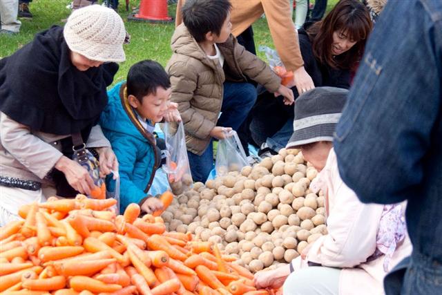 洞爺湖周辺で収穫されたじゃがいも・にんじんが詰め放題! とうや湖・月浦ワイン&グルメ祭り