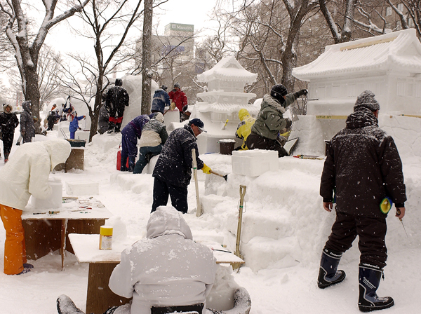 抽選によって選ばれた市民チームが小雪像の制作に取り組む 市民が作る小雪像