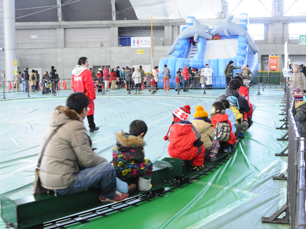 大人気のミニ新幹線はいつも小さなお客さんたちで賑わう つどーむの屋内会場で楽しめるミニ新幹線