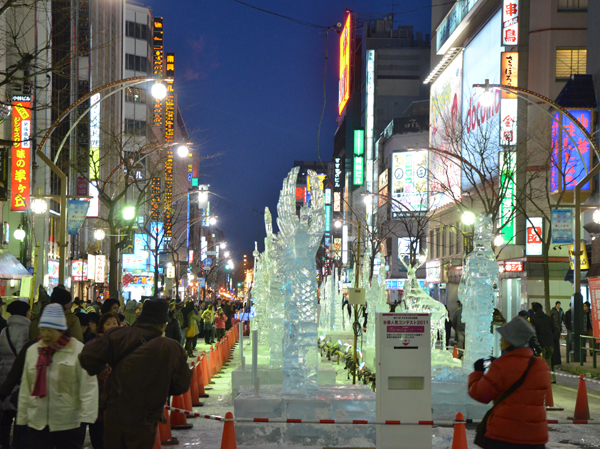 すすきののメインストリートが会場となり、いつも以上の賑わいに すすきの会場の氷彫刻