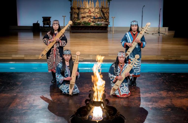 イオマンテの火まつりで奏でるトンコリの奏者 アイヌ民族の熊の霊送りの儀式であるイオマンテの火まつり