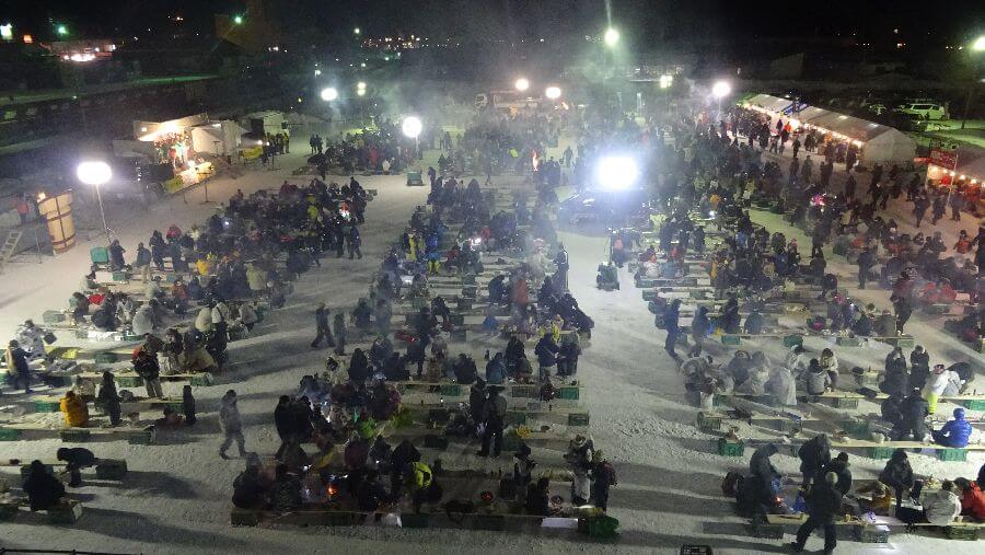 寒空の下、焼き肉を楽しもう 寒空の下、焼き肉を楽しむ