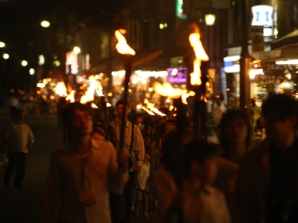 阿寒湖温泉街を灯す幻想的な祈りのタイマツ 千本たいまつ
