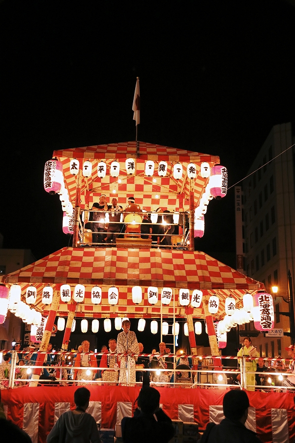 会場を華やかに彩る巨大な「本櫓(ほんやぐら)」