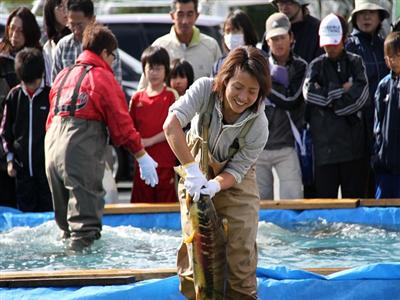 秋サケ大漁つかみどりレース