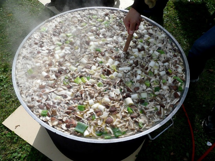 支笏湖で獲れる天然ヒメマスが入った味覚汁は、まつり名物の行列グルメ