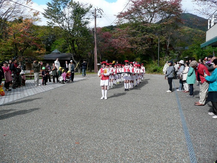 地元小学生による鼓笛隊パレードがまつりの開幕を告げる