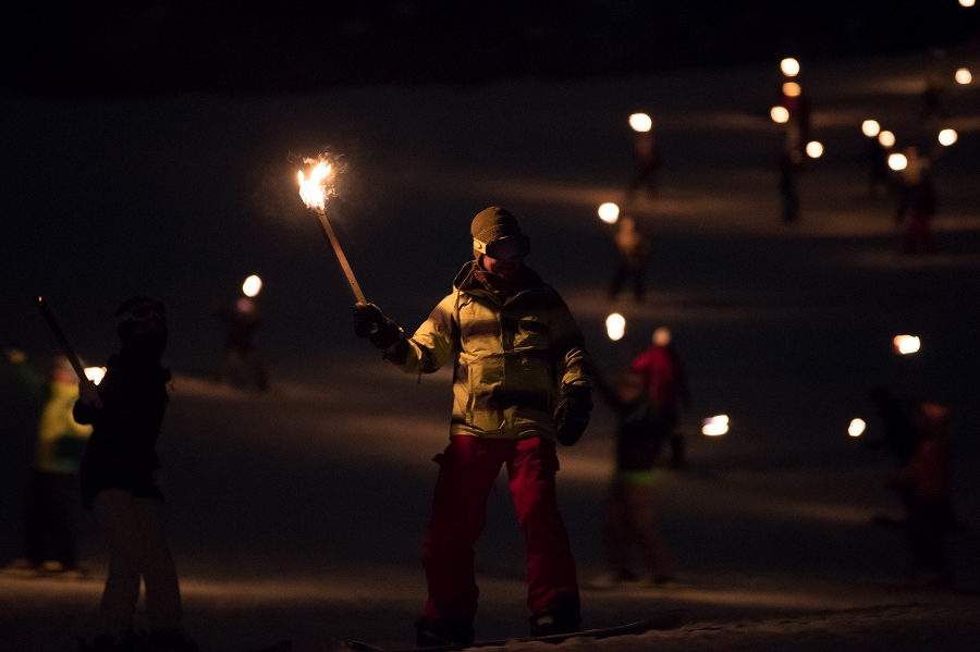 たいまつに火を点けて滑る