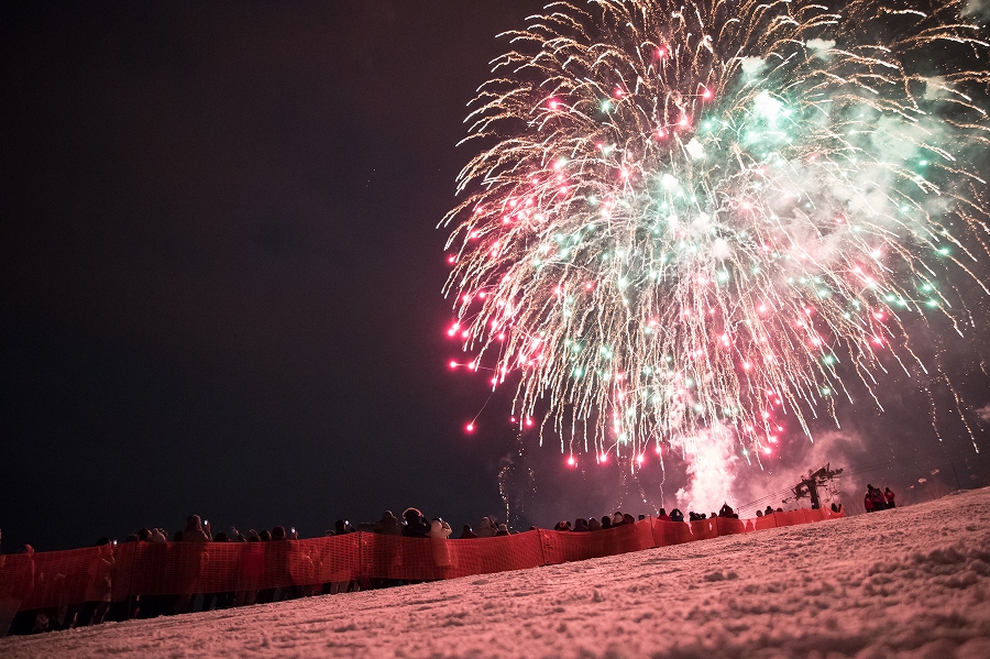 新年の幕開けを飾る打ち上げ花火 たいまつ滑走