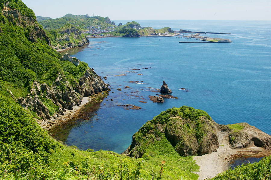奇岩が並ぶ入り江で、先史時代、先住民たちの狩猟生活が送られていた マスイチ浜