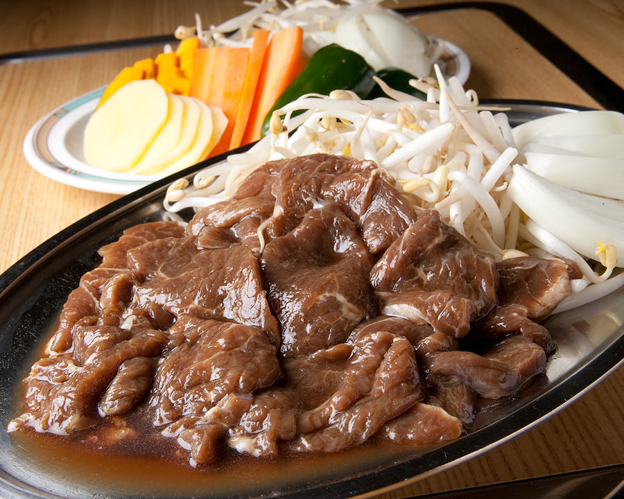 お祭りでも味わえるジンギスカン丼。ご飯が見えないほどジンギスカンがたっぷり! お祭りでも味わえるジンギスカン丼。