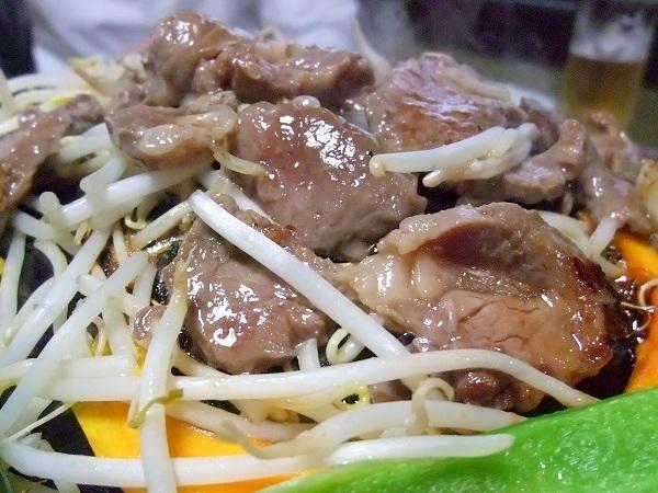 溢れ出した肉汁とタレが野菜に絡み合い絶妙! 味付けジンギスカン