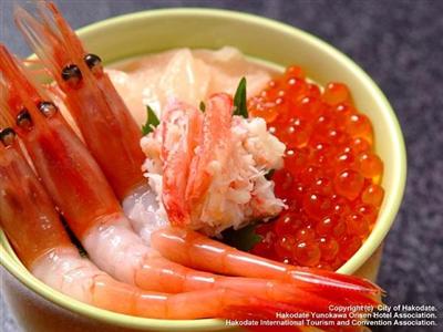 新鮮なエビ、イクラ、カニ、ホタテがのった海鮮丼