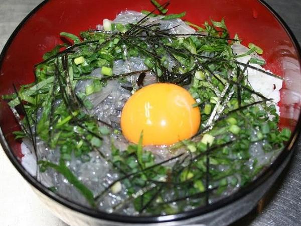 生しらす丼 写真協力:元祖かき小屋吉野商店 生しらす丼