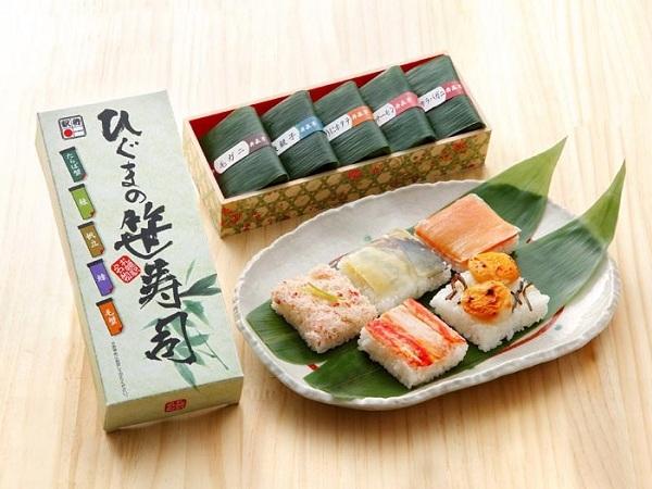 蟹やホタテにサーモンなど、北海道の海鮮で作られる「ひぐまの笹寿司」 「ひぐまの笹寿司」のパッケージと中身