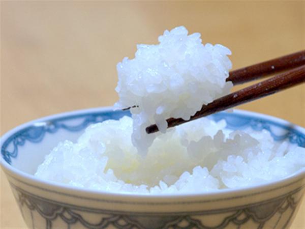 まずは炊きたてホカホカの白飯を楽しみたい まずは炊きたてホカホカの白飯を楽しみたい