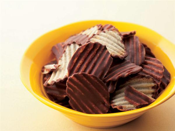 ポテトチップとチョコレートの絶妙なハーモニー!
写真提供:株式会社ロイズコンフェクト ロイズ ポテトチップチョコレート