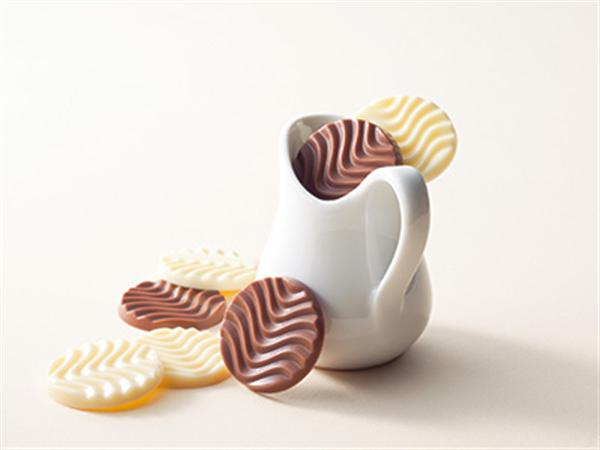 波状の模様が印象的なピュアチョコレート
写真提供:株式会社ロイズコンフェクト ロイズ ピュアチョコレート