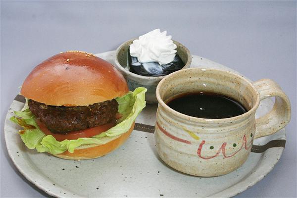 白老牛煮込みバーガー(写真提供:白老観光協会) 白老牛煮込みバーガー
