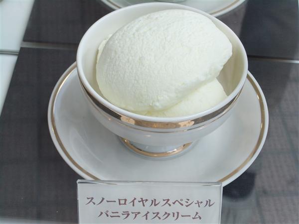 純白に輝く雪印パーラーの「スノーロイヤルスペシャル」 スノーロイヤルスペシャル