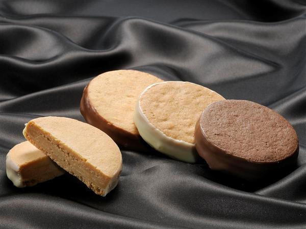 ココだけの味と食感、マロンコロン。3枚重ねのサブレ、一口食べた瞬間から、トリコになります マロンコロン