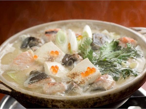 自慢のスープは、鮭とたくさんの野菜の甘みが味噌の香りに溶け込み絶品! 石狩鍋