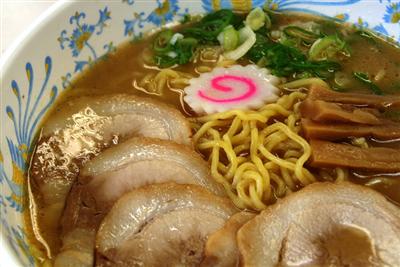 札幌のラーメン店は夜もにぎわう。