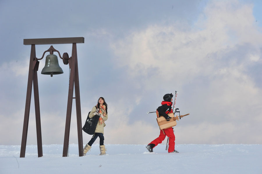 冷水山の山頂で登山者を迎える記念碑「白い想出の鐘」(c)2012 MZ Pictures 白い想出の鐘