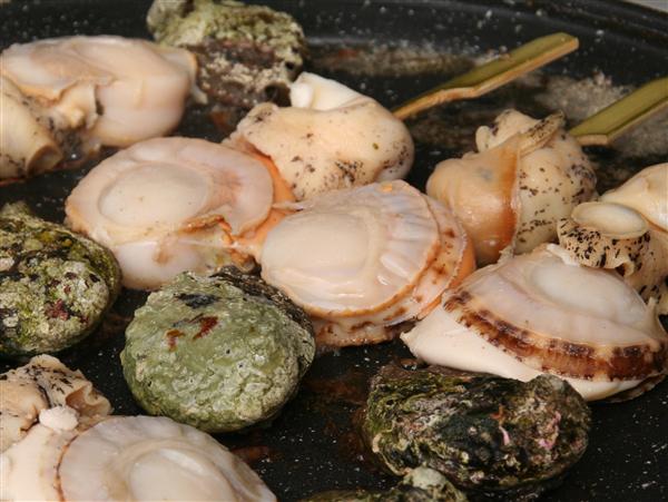 大きな貝柱のホタテは豪快に串焼きにしてもうまい! 噴火湾ホタテ