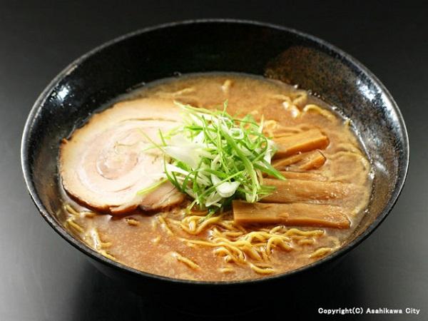 スープは、こってりなのにあっさり。黄色のたまごめんが特徴の旭川ラーメン 旭川ラーメン