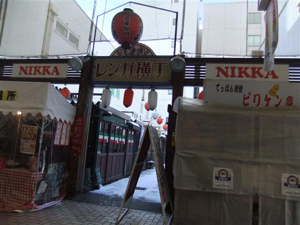 個性豊かな屋台13店が集まり、活気をみせている 小樽の屋台