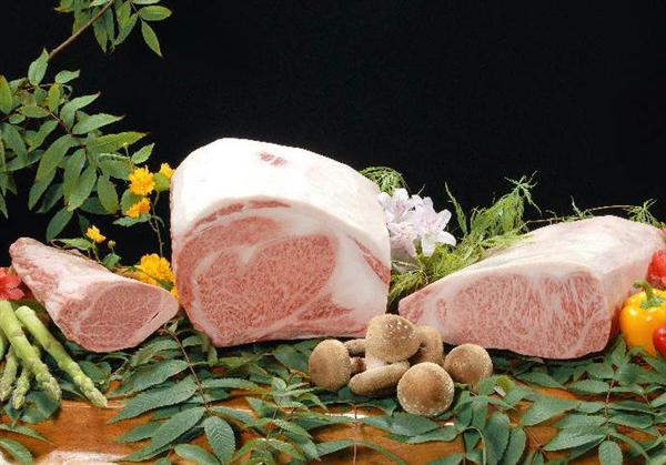 やわらかくコクのある深い味わいの霜降り肉「白老牛」(写真提供:白老町役場) 白老牛
