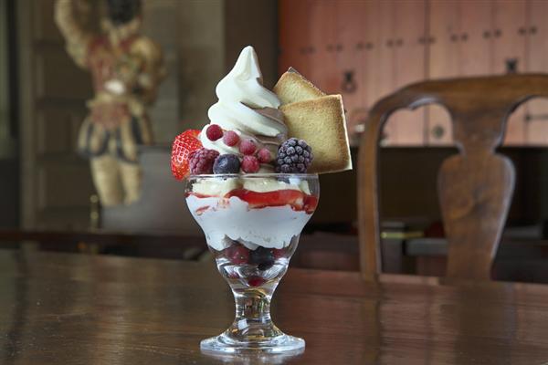 一見オーソドックスなパフェの中には、人気の味がギュッ! 白い恋人パフェ