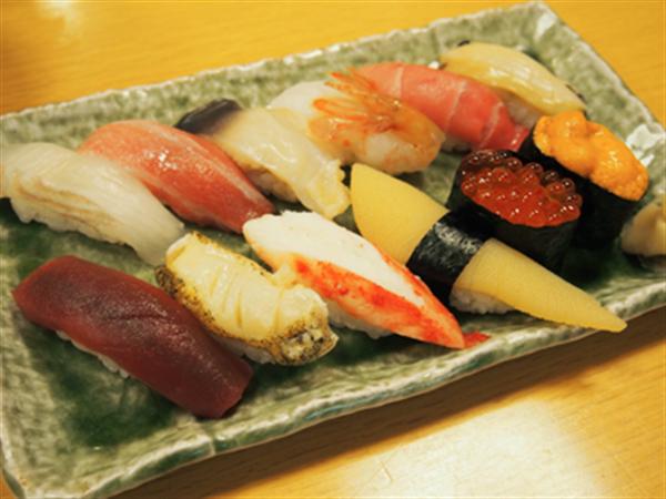 最初はセットを注文し、その後お好みで追加する人も多い セット寿司の一例