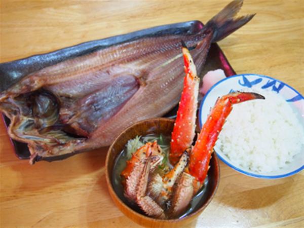 カニの鉄砲汁など、汁物にも各店のこだわりがある 定食の一例、ホッケ定食