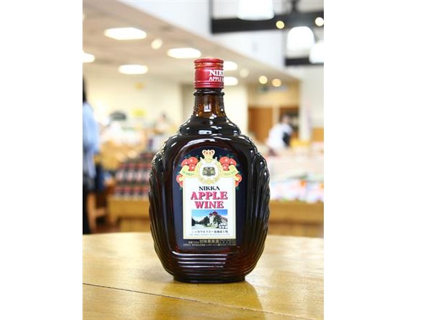 昭和モダンを感じさせるデザインのラベルがかわいらしい アップルワイン