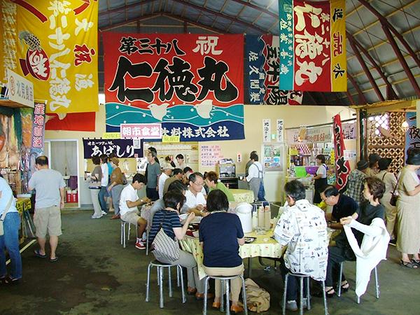 網走漁港の倉庫を使った特設会場で開かれる 網走感動朝市