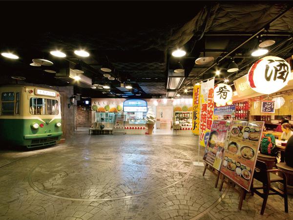 大きな市電が目をひく「市電通り食堂街」 市電通り食堂街