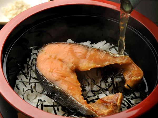 焼き鮭とのり、そしてダシ・・・食欲をそそる香りにイチコロ 別海ジャンボ鮭茶漬け