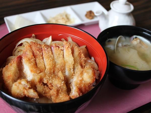 カツの下にある、炒めタマネギにはホッキのヒモが入っていて、これがまた旨いのだ ジャンボホッキカツ丼