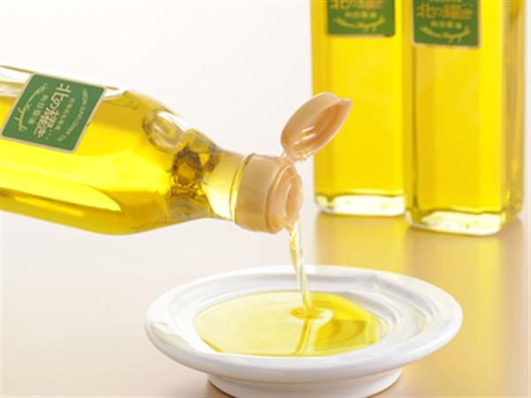 黄金色のオイルが美しい ひまわり油「北の耀き」(名寄市)