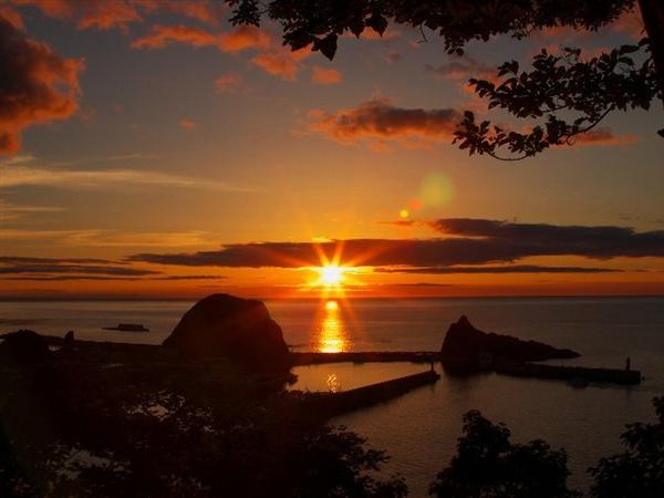 夕陽に照らし出されるオロンコ岩(写真左) オロンコ岩