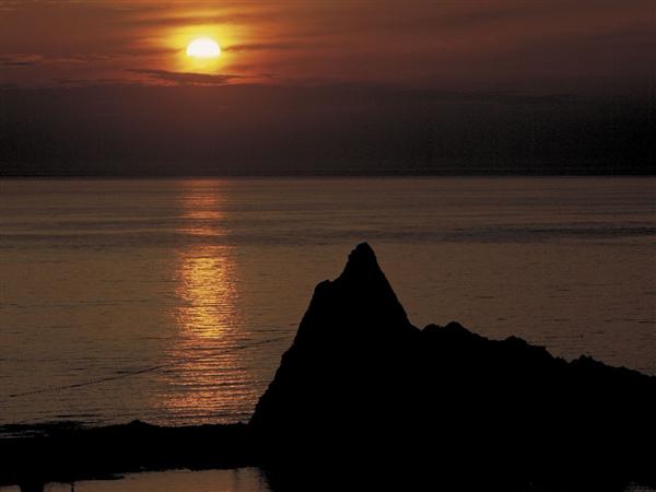 オホーツク海に朱色のラインが伸びる様子は一見の価値あり(写真提供:知床斜里町観光協会) オホーツク海と夕陽